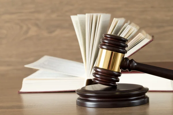 Wooden gavel and books — Stock Photo, Image