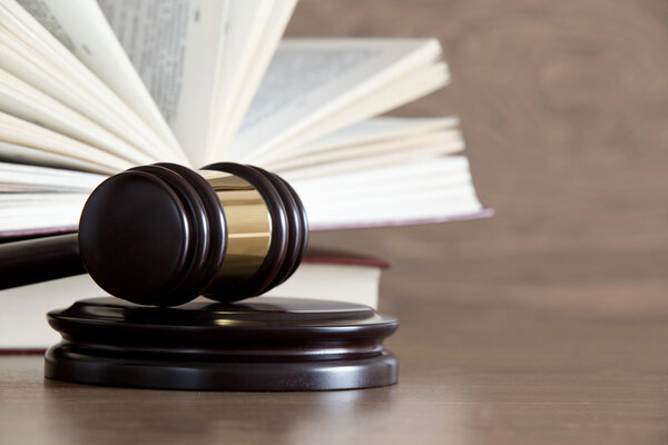 Деревянный молоток и книги
 