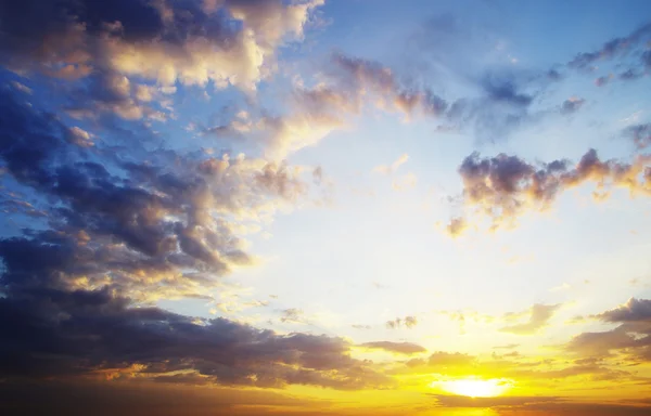 Himmel med moln och sol — Stockfoto