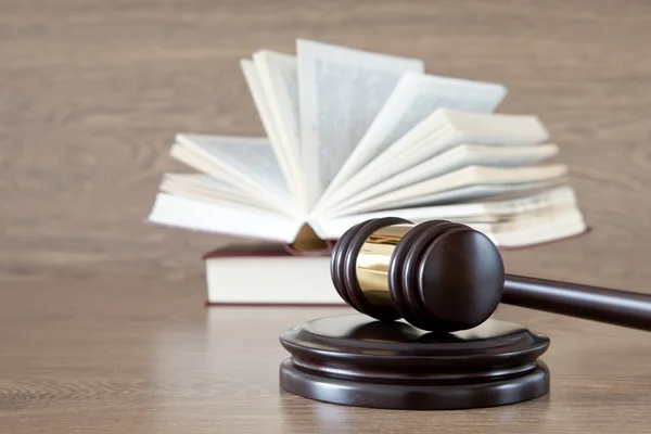 Wooden gavel and books — Stock Photo, Image