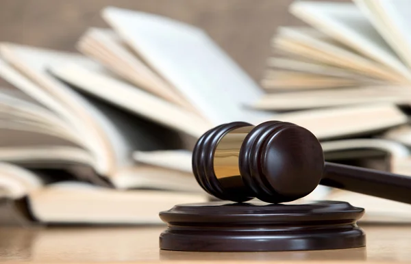 Wooden gavel and books — Stock Photo, Image