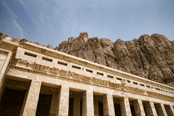 O templo de Hatshepsut perto de Luxor, no Egito — Fotografia de Stock