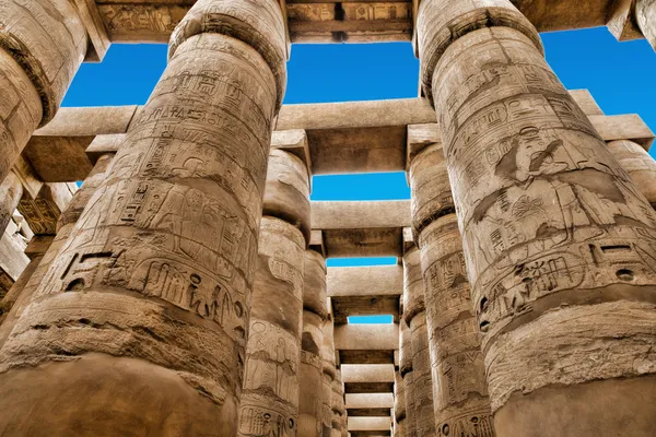 Close up of columns covered in hieroglyphics — Stock Photo, Image