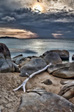 Denizin üzerinde gün batımı