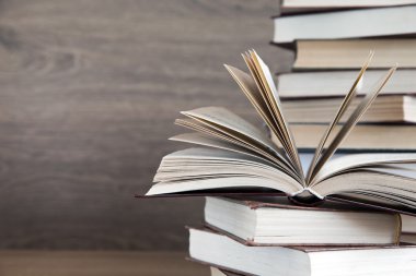 Ahşap arka plandaki kitaplar