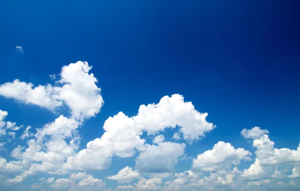 Wolken in de blauwe lucht — Stockfoto