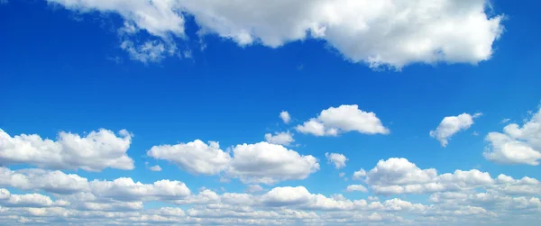 Nuages dans le ciel bleu — Photo