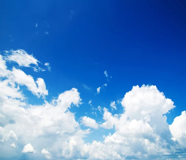 Wolken in de blauwe lucht — Stockfoto