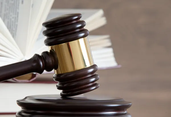 Wooden gavel and books — Stock Photo, Image