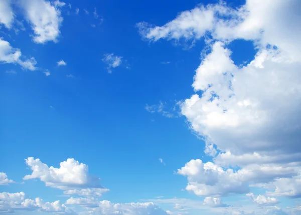 CLOUDS ในสีฟ้า SKY — ภาพถ่ายสต็อก
