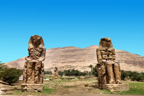 Kolossen van memnon gigantische standbeelden in luxor, Egypte — Stockfoto