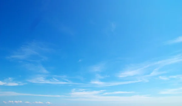 Nuvens no céu azul — Fotografia de Stock