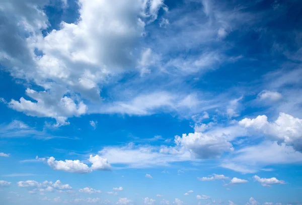 Nuvens no céu azul — Fotografia de Stock