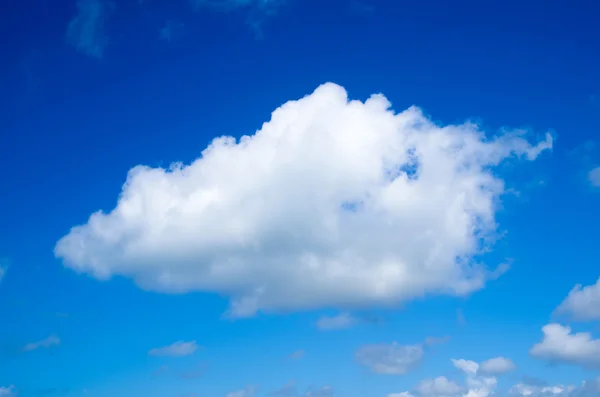 Wolken am blauen Himmel — Stockfoto