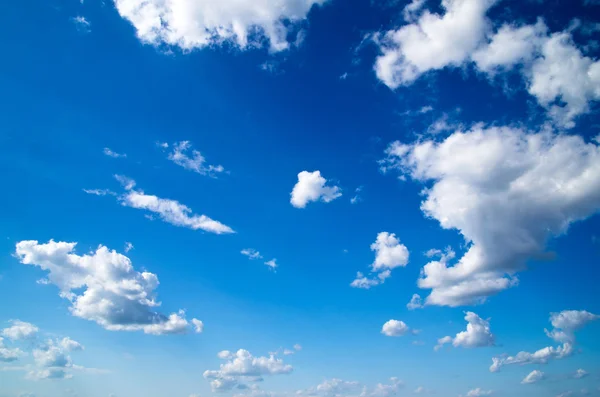 Nuages dans le ciel bleu — Photo