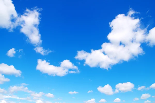 Nubes en el cielo azul — Foto de Stock