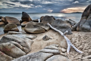 Denizin üzerinde gün batımı