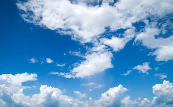 Felhők a kék égen — Stock Fotó