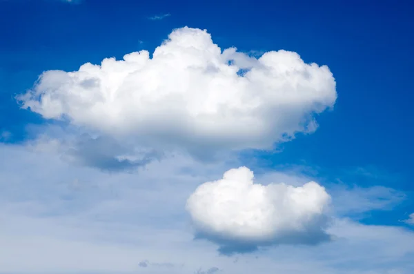 Nuvens no céu azul — Fotografia de Stock