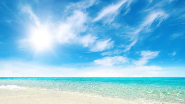 Beautiful beach and tropical sea — Stock Photo, Image