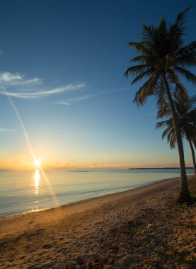 Tropikal adada okyanusun üzerinde renkli gün batımı