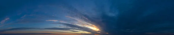 Panorama Gökyüzü Gündoğumu Gökyüzü Arka Planında Güzel Bir Bulut Gökyüzü — Stok fotoğraf