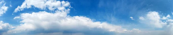 パノラマブルーの空と白い雲 青空に浮かぶふわふわの雲背景 — ストック写真