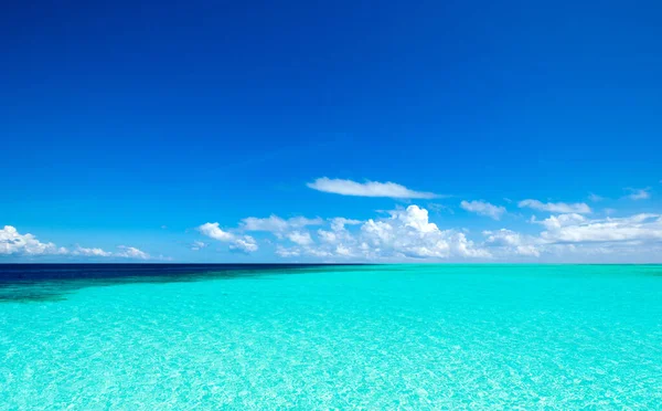 Wolken Blauwe Lucht Boven Kalme Zee Met Zonlicht Reflectie — Stockfoto