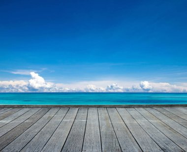 Beyaz kumlu sahili ve denizi olan tropik Maldivler adası