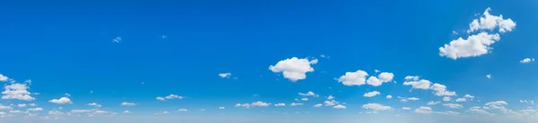 蓝天背景与微小的云彩 全景背景 — 图库照片
