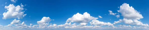 Panorámás Bolyhos Felhő Kék Égen Égbolt Felhővel Egy Napsütéses Napon — Stock Fotó