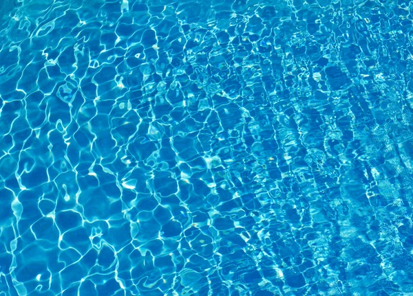 Blaues Poolwasser Mit Sonnenreflexen — Stockfoto