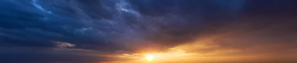 パノラマの空 日の出の空の背景に美しい雲 空のバナーの背景 — ストック写真