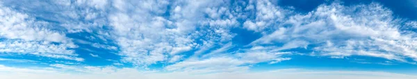 パノラマブルーの空と白い雲 青空に浮かぶふわふわの雲背景 — ストック写真
