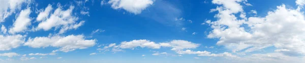 Modré Nebe Pozadí Malými Mraky Panorama Pozadí — Stock fotografie