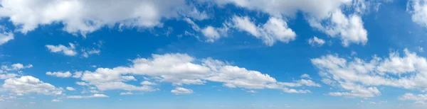 Mavi Gökyüzü Arka Planında Küçük Bulutlar Var Panorama Arkaplanı — Stok fotoğraf