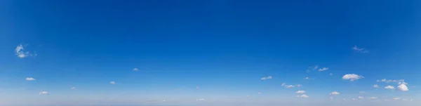 Fundo Céu Azul Com Pequenas Nuvens Panorama Fundo — Fotografia de Stock