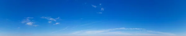 Panorama Mavi Gökyüzü Beyaz Bulutlar Mavi Gökyüzü Arka Planında Kabarık — Stok fotoğraf