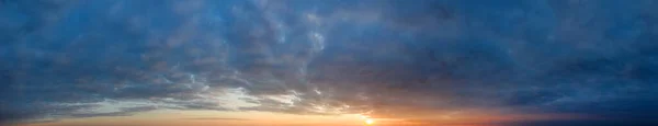 パノラマの空 日の出の空の背景に美しい雲 空のバナーの背景 — ストック写真