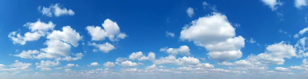 Panorama Blue Sky Bílé Mraky Nadýchaný Mrak Modrém Pozadí Oblohy — Stock fotografie