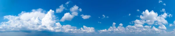 パノラマブルーの空と白い雲 青空に浮かぶふわふわの雲背景 — ストック写真