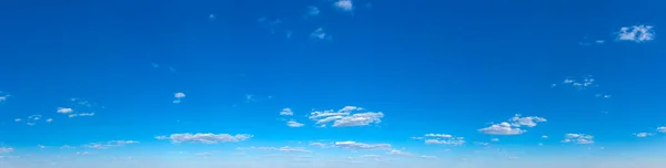 Mavi Gökyüzü Arka Planında Küçük Bulutlar Var Panorama Arkaplanı — Stok fotoğraf