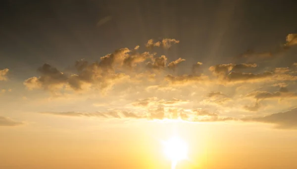 Puesta Sol Con Rayos Sol Cielo Con Nubes Sol — Foto de Stock