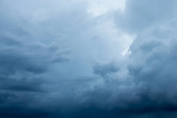 Sfondo Cielo Blu Con Piccole Nuvole — Foto Stock