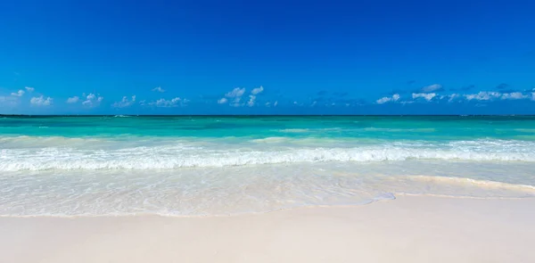 Uitzicht Zee Vanaf Tropisch Strand Met Zonnige Lucht — Stockfoto