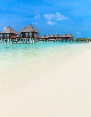  Maldivler 'de su bungalovları olan plaj
