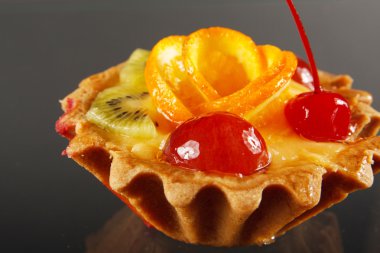 siyah arka plan üzerinde meyve tatlı pasta