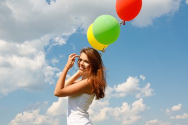 mutlu genç kadın ve renkli balonlar