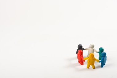 Kil dan insan figürleri bir daire içinde standı