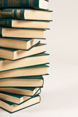 Beyaz arkaplan üzerine kitap yığını
